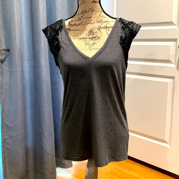 Robbi & Nikki by Robert Rodriguez Tops - Women’s M Medium Short Sleeve Top Shirt Black Sleeve Detail Robbi & Nikki